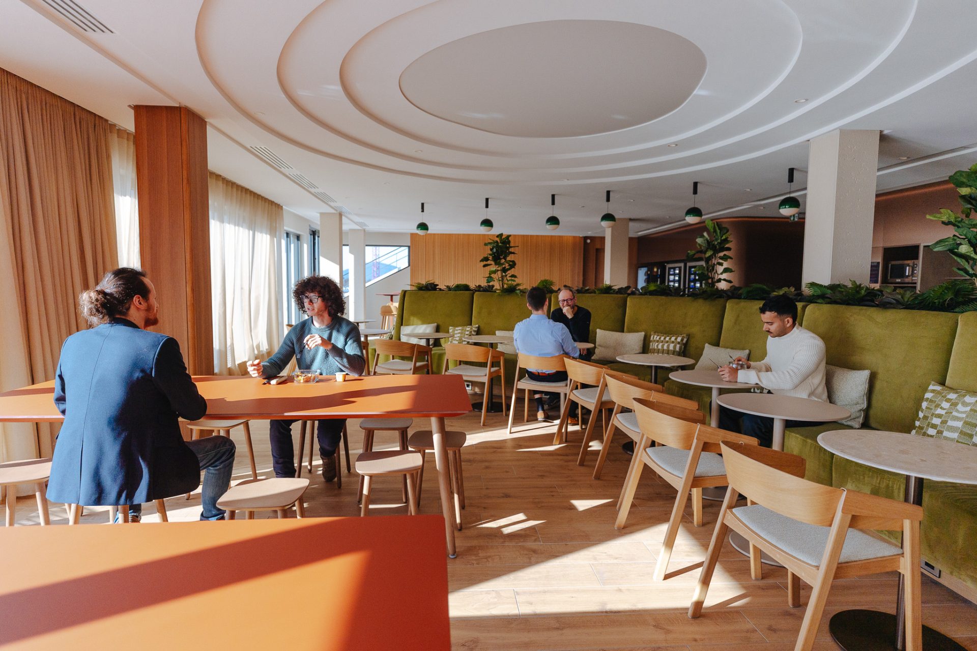 Intérieur moderne avec personnes assises.