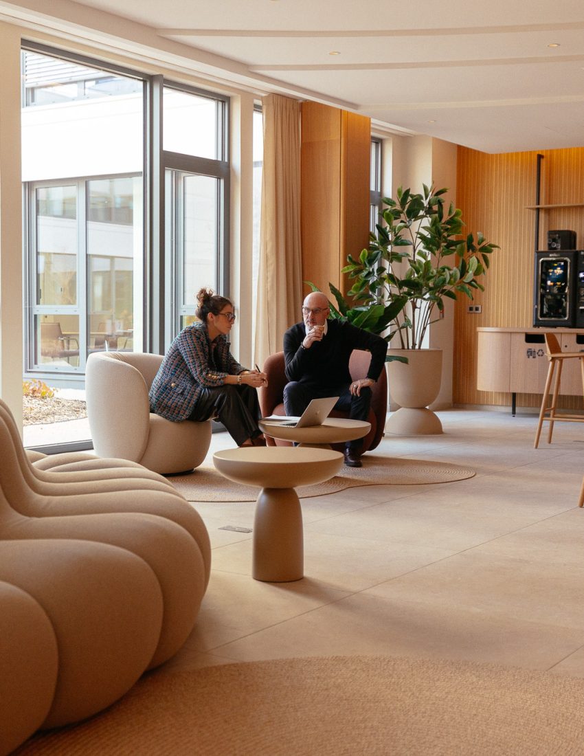 Deux personnes dans un espace moderne.