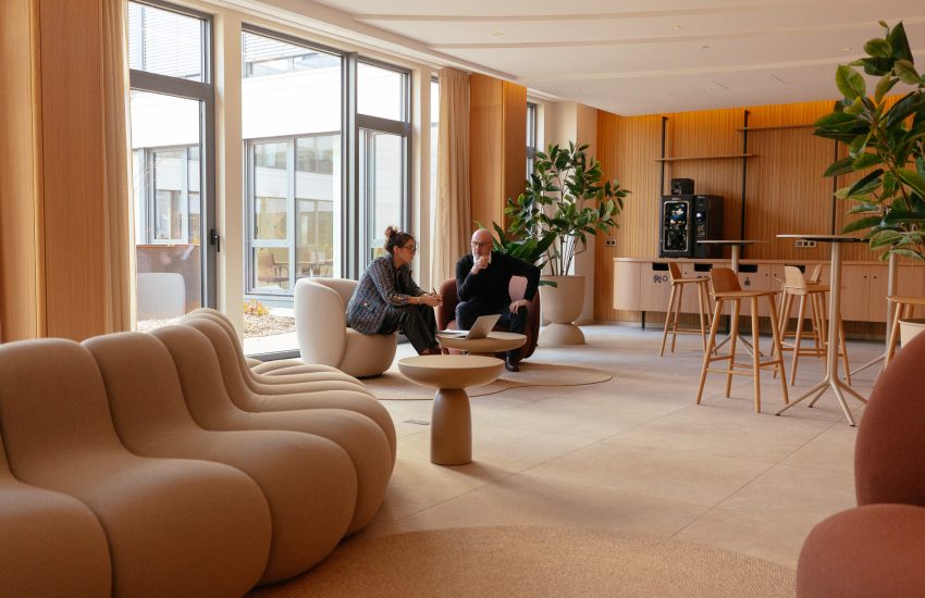 Deux personnes dans un espace moderne.