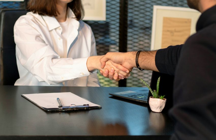 Notre architecte serre la main d'un client après un rendez-vous